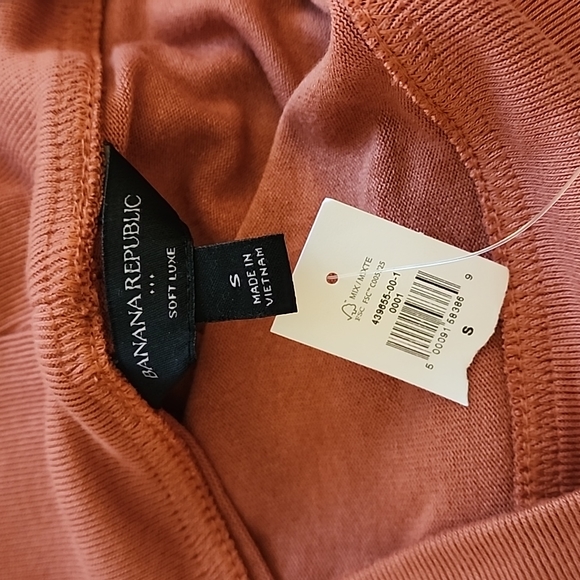 Banana Republic soft luxe off-shoulder top - Picture 3 of 3